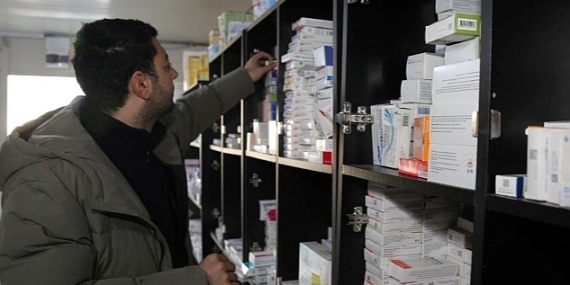 Defne'deki çadır kentte sahra eczanesi