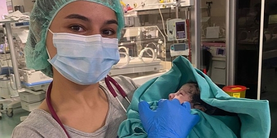 Depremzede aile bebeklerine İzmirli doktorun adını verdi