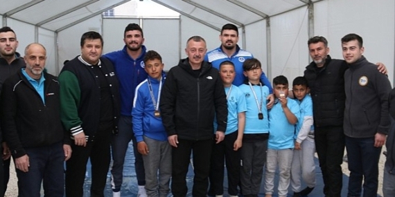 Depremzede çocuklar başpehlivanları tuş etti