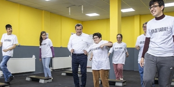 Konak Engelsiz Yaşam Köyü'nün yeni spor salonu faaliyete geçti