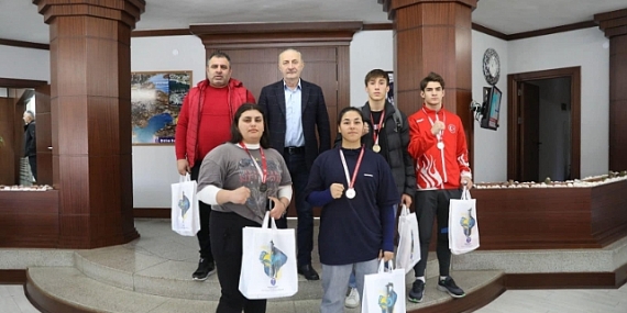 Şampiyon Boksörlerden Başkan Atabay'a Ziyaret