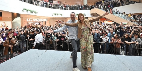 Ali Sunal ve Doğa Rutkay 'Hava Muhalefeti' filmi için İzmir'de seyirci ile buluştu