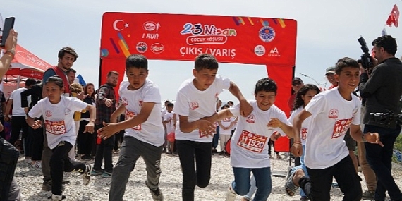 Çadır kentte yaşayan çocuklar için 23 Nisan Çocuk Koşusu yapıldı