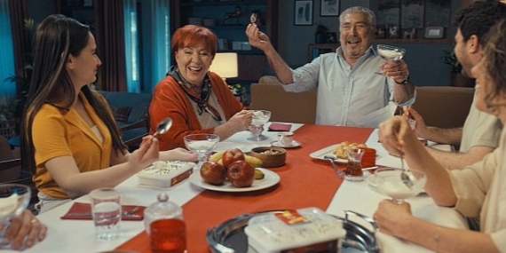 Erdal Özyağcılar Ailesiyle Birlikte İlk Kez Reklam Filminde