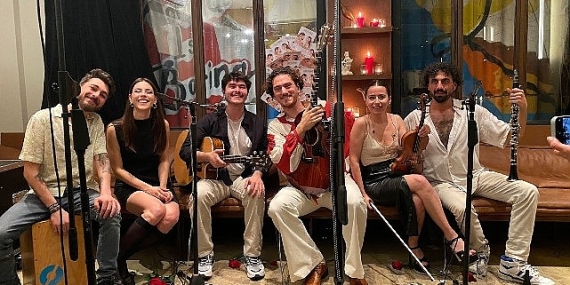 Evrencan Gündüz ve Naz Özgülüş'ün Yeni Şarkısı “Çare Ol Bana” Lansmanı Ünlü İsimlerle Gerçekleşti