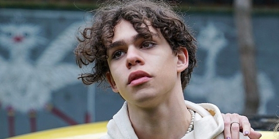 Genç Star Alper Erözer, SEV Şarkısıyla Müzikseverlerin Karşısında!