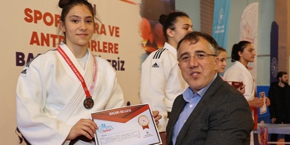 Nevşehir Belediye Başkanı Dr. Mehmet Savran, Okul Sporları Judo Yıldızlar Kız – Erkek Türkiye Birinciliği Müsabakaları ödül törenine katıldı