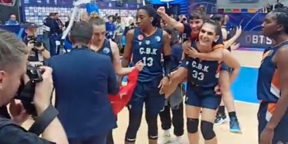 Prag'da Türk bayrağına karşı çirkin tavır