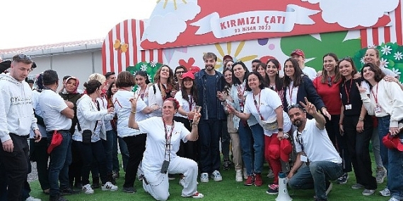 Sefo ve Ünlü Oyuncular Kırmızı Çatı Çocuk Destek Merkezi Açılışında Çocuklara Keyifli Anlar Yaşattı