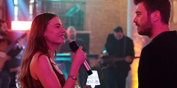 Serenay Sarıkaya 'Aile'de Şarkı Söylediği Sahneyle Sosyal Medyayı Sarstı