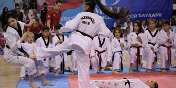 19 Mayıs Müzikli Sportif Gösterilerle Kutlandı