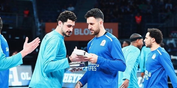 Anadolu Efes'in Anadolu Vakfı ile Gelenekselleşen “Bir Kitap da Sen Getir" Projesinde Depremzedeler İçin Binlerce Kitap Toplandı