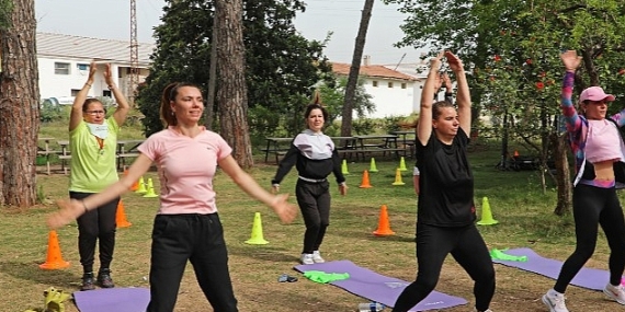 Anne ve çocuklar Zeytinpark'ta spor yaptı