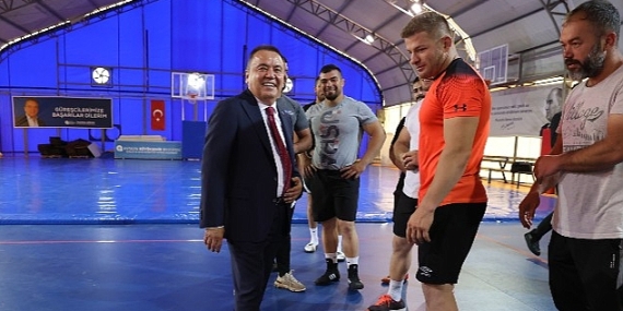 Başkan Böcek'ten başpehlivanlara moral ziyareti