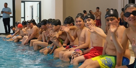 Büyükşehir'in “Yüzme Bilmeyen Kalmasın" Projesi Şimdi Ereğli ve Karapınar'da