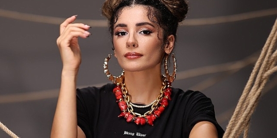 Dilan Bilmez'in Yeni Şarkısı 'Yaka Yaka' Duygusal Bir Yolculuk Sunuyor