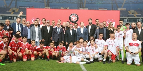 Futbolseverler Mersin'de Depremzedeler İçin Omuz Omuza Verdi