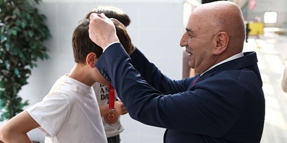 Genç Yüzücüler Madalyalarını Başkan Altınok'tan Aldı