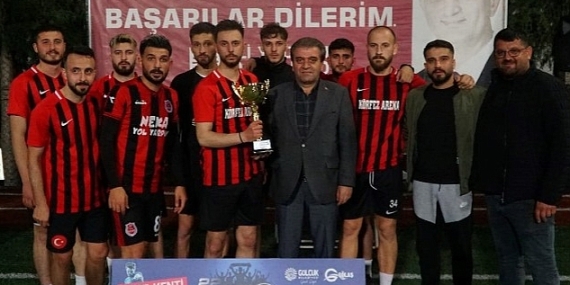 Gölcük Belediyesi 22. Geleneksel Futbol Şöleni'nde Körfez Arena'yı 3-0 yenen Azat İnşaat şampiyon oldu