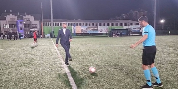 Gölcük Belediyesi'nin futbol tutkunlarını bir araya getirdiği, centilmenlik anlayışıyla maçların gerçekleşeceği 22. Geleneksel Futbol Turnuvası başladı
