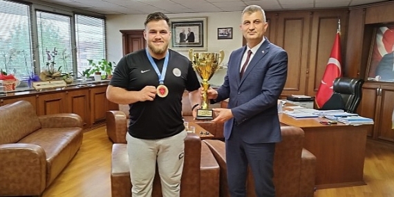 Gölcük'ün Gururu Akman'dan Başkan Sezer'e Ziyaret