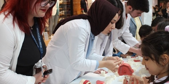 İzmir'in Balçova İlçesindeki Öğrenciler Dokuz Eylül Üniversitesi Diş Hekimliği Fakültesiyle Ağız ve Diş Sağlığına Kavuşuyor