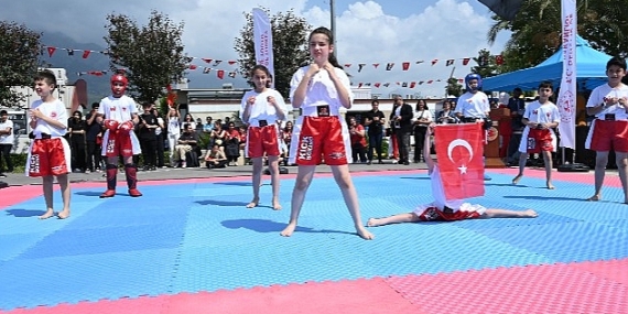 Kemer'de 19 Mayıs Atatürk'ü Anma, Gençlik ve Spor Bayramı töreni yapıldı