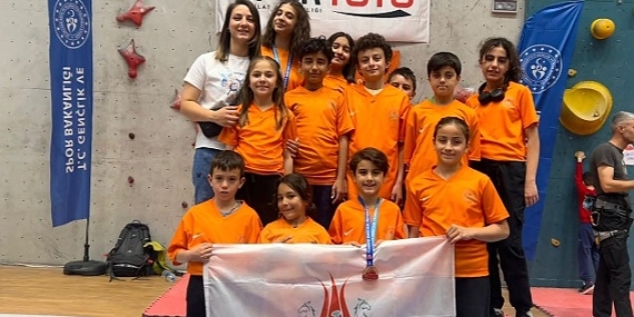 Nevşehir Belediyesi Gençlik ve Spor Kulübü sporcuları, katıldıkları Spor Tırmanış Küçükler C-D-E (Lider) Türkiye Şampiyonası'ndan iki Türkiye ikinciliği derecesi ile döndü
