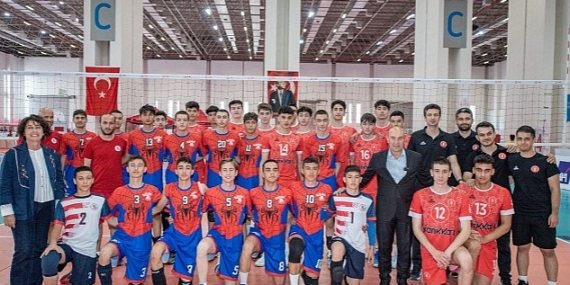 Voleybol Altyapılar Türkiye Şampiyonası İzmir'de sürüyor Başkan Soyer: Her yıl ev sahipliği yapabiliriz