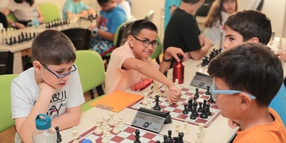 Aliağa Belediye Başkanı Serkan Acar, Geleceğin Satranç Şampiyonlarının Heyecanına Ortak Oldu