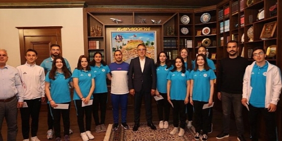 Başkan Savran Başarılı Sporcuları Ödüllendirdi