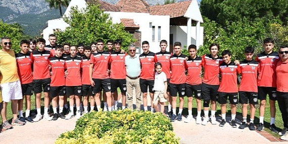 Başkan'dan şampiyon takıma kahvaltı