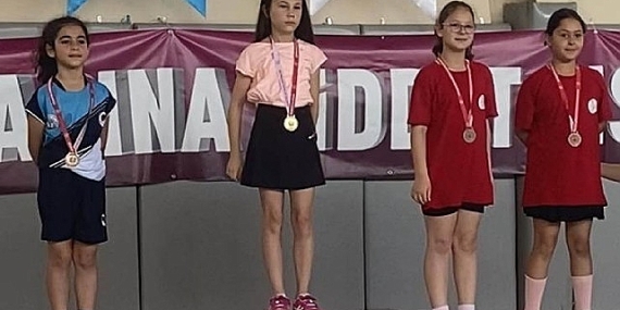 Bayraklılı sporculardan &apos;Badminton' başarısı