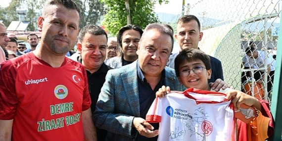 Çiftçi Kupası'nın başlama vuruşunu Başkan Böcek yaptı