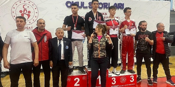 İzmirli Öğrencilerden Yeni Madalyalar