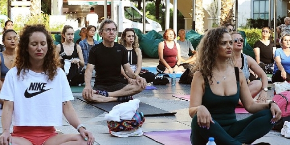 Karşıyaka'da en uzun güne yoga ile başladılar