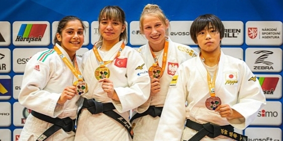 Merve ve Ayşenur, Avrupa'dan madalyayla döndü