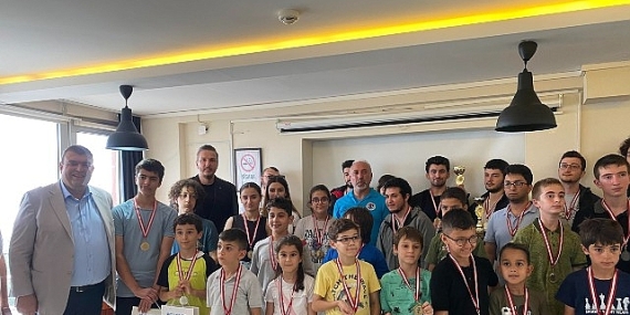 Seferihisar Belediyesi, okulların kapanmasıyla Teos Yaratıcı Yazarlar Evi'nde “Yaza Merhaba Satranç Turnuvası" düzenledi.