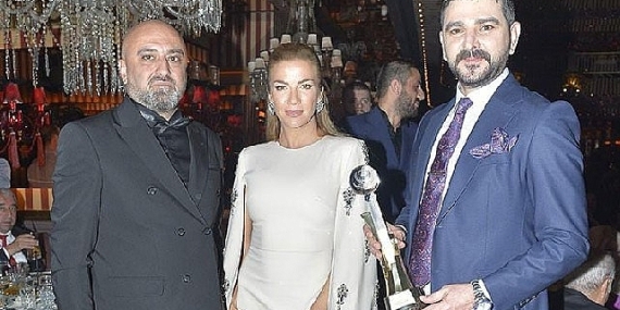 Semih Sarıalioğlu ödülünü ünlülerle kutladı