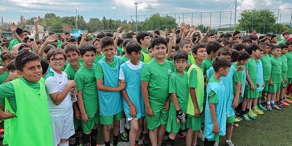 Sivas Belediyesi Geleneksel Futbol Yaz Okulu Açıldı