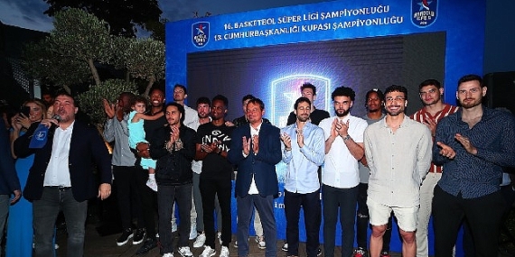 Türk basketbolunun lokomotifi Anadolu Efes, şampiyonluklarını kutladı