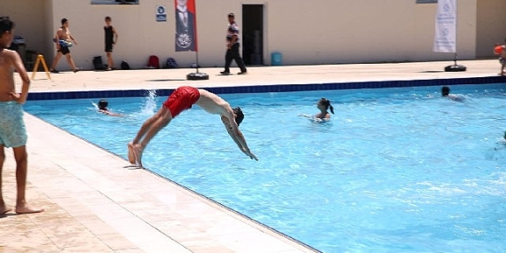 Aydın Büyükşehir Belediyesi'nden Karacasulu çocuklara karne hediyesi