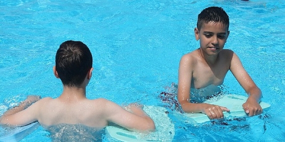 Bağcılarlı çocuklar havuzlarda serinliyor