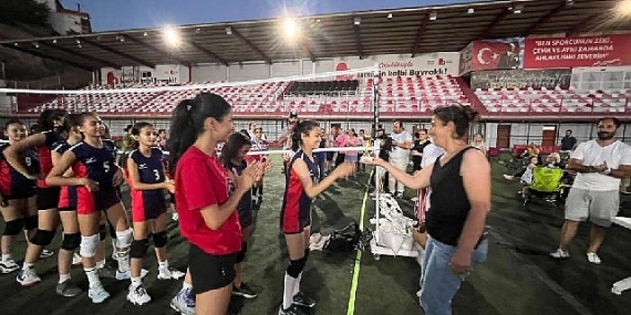 Bayraklı'da voleybol şenliği