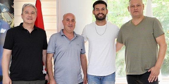 Burhaniye Belediyespor, gol kralı ile yola devam ediyor