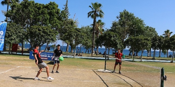 Büyükşehir'den gençlere ayak tenisi sahası