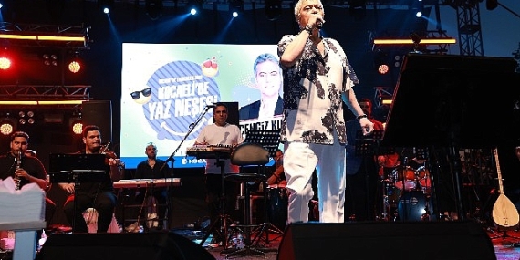 Cengiz Kurtoğlu, şarkılarıyla Karamürsel'i salladı