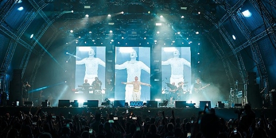 Edis Muhteşem Sahne Performansı ile 10 Bin Seyirciyi Mest Etti