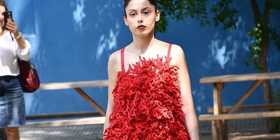 Ege Üniversitesi Moda ve Tasarım Yüksekokulunun ilk mezunlarından moda şovu