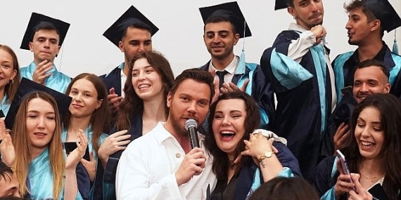 Egeli İletişimciler mezuniyet coşkusunu Sinan Akçıl'la yaşadı